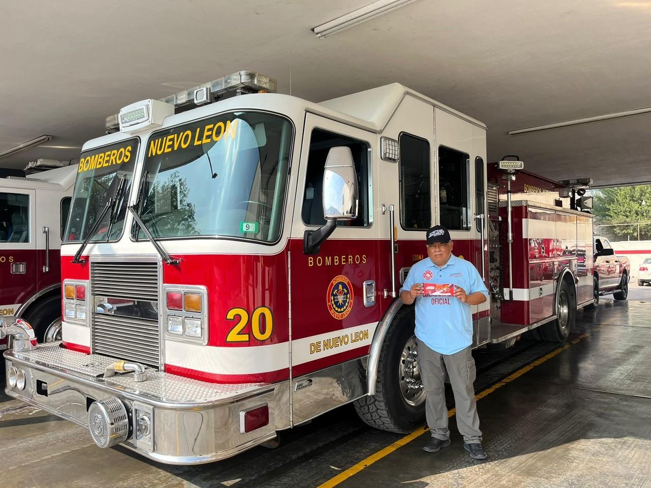 Camión y un bombero de Nuevo León. Foto: Vianca Treviño