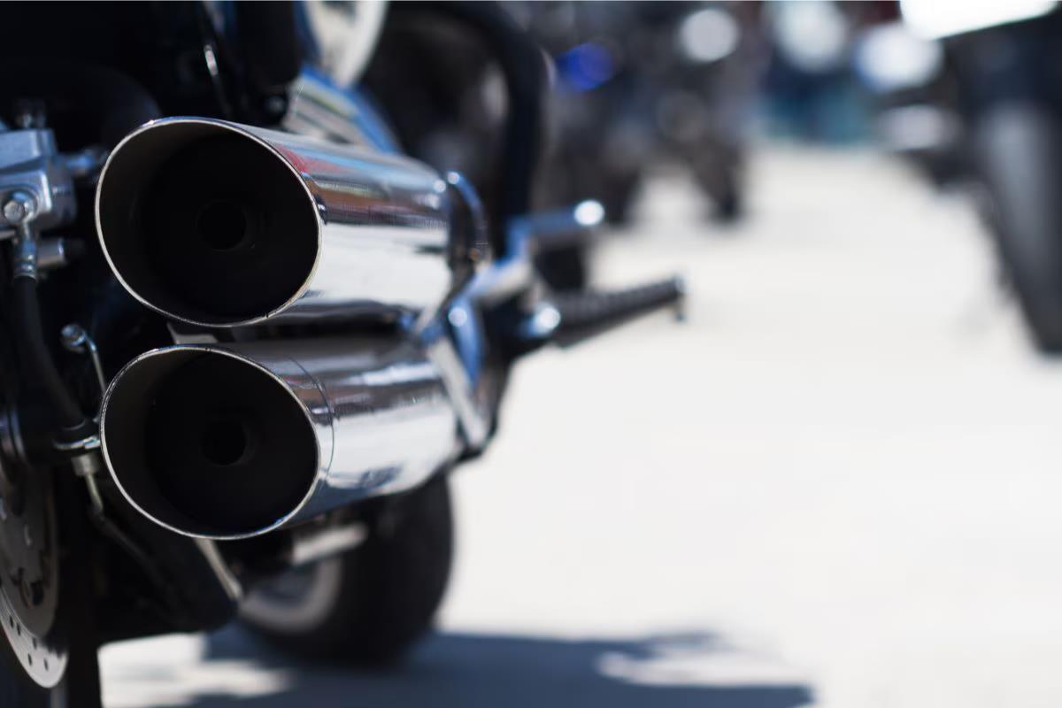 Recientemente se han incrementado las denuncias en contra de motociclistas ruidosos en plazas, estacionamientos y espacios deportivos. Foto: Sanju Pineda