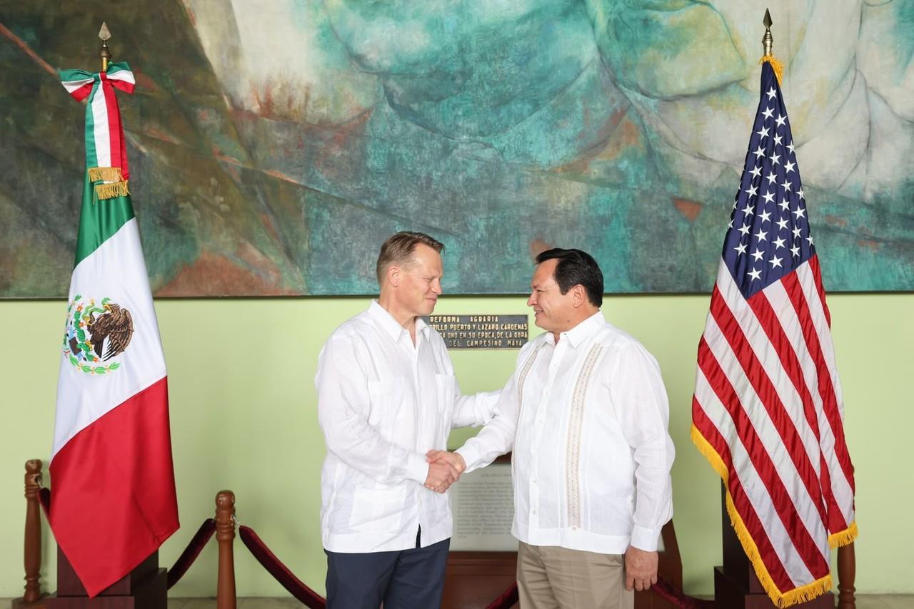 Gobernador de Yucatán, Joaquín Díaz Mena, se reunió con representantes de la embajada estadounidense. Foto: Cortesía