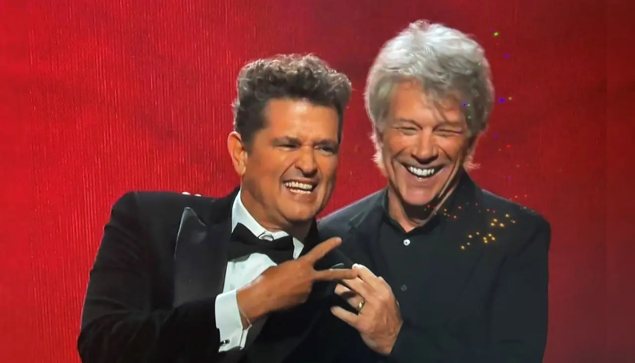 Carlos Vives agradeció que el reconocimiento como Personal del Año lo haya recibido en manos del cantante de rock. Foto. Especial.