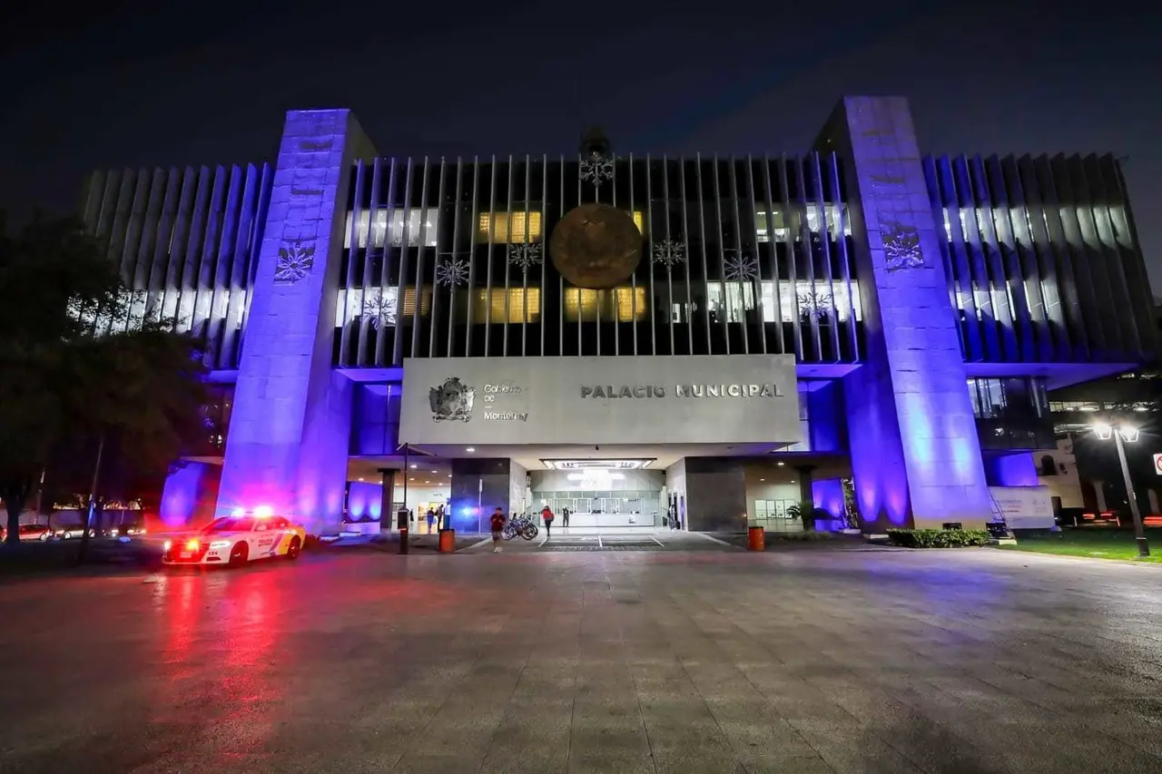 Palacio de Monterrey iluminado de azul por el día mundial de la Diabetes. Foto: Gobierno de Monterrey.