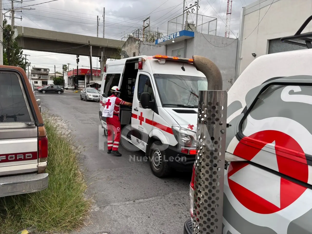 Elementos de Protección Civil de Monterrey y Cruz Roja en la zona del hecho. Foto: POSTA MX.