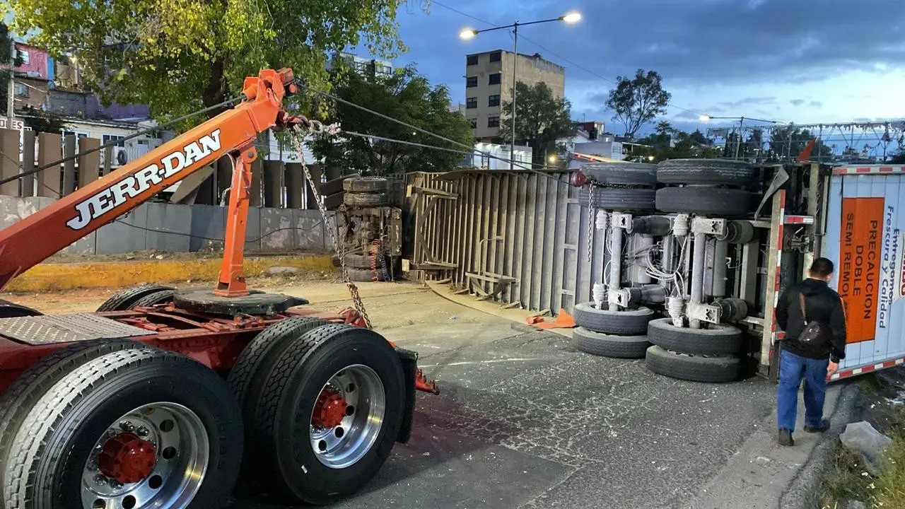 La volcadura generó caos vial en la autopista. Imagen: Cortesía.
