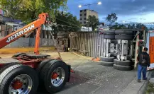 Volcadura de trailer paraliza la autopista México-Toluca