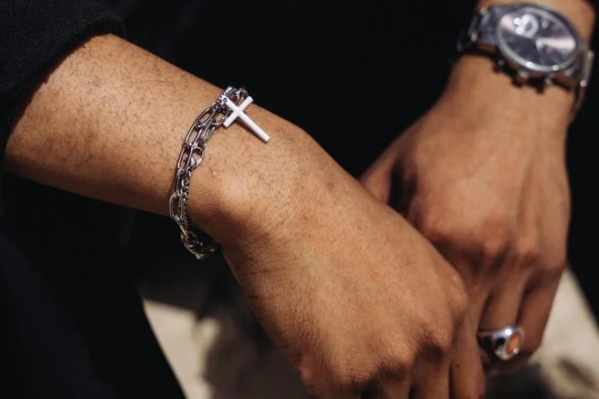 Manos de hombre con accesorios Foto: Pexels