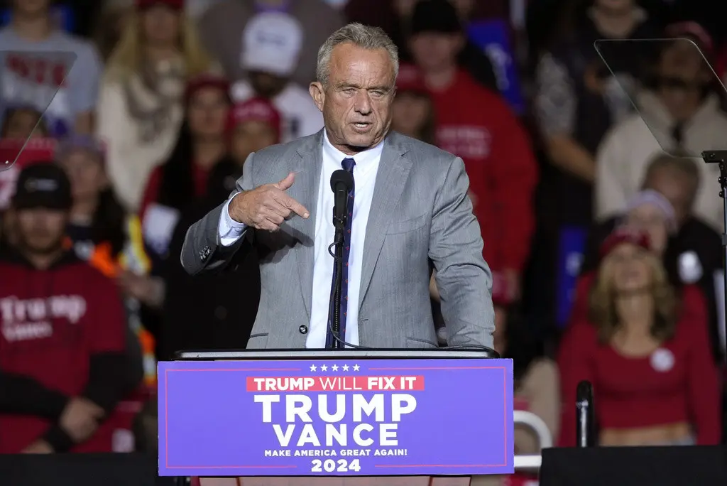 Robert F. Kennedy Jr., habla ante el candidato presidencial republicano, el expresidente Donald Trump, durante un mitin de campaña, el viernes 1 de noviembre de 2024, en Milwaukee. (Foto AP/Morry Gash)