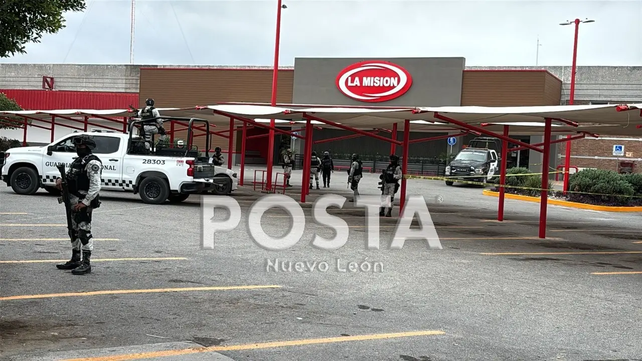 Elementos de seguridad resguardan zona de enfrentamientos en el municipio de Linares. Foto: Raymundo Elizalde