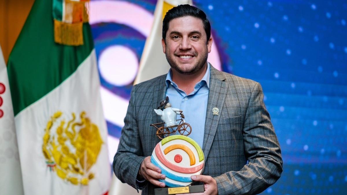 Raúl Cantú recibe el Premio ALMA 2024 por nearshoring. Foto: Gobierno de Salinas Victoria.