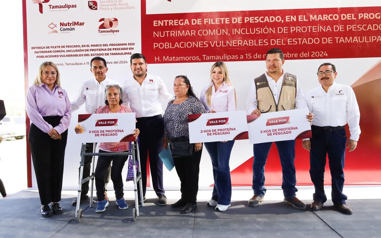 Entrega de 2 kilos de filete de pescado a familias de escasos recursos en Matamoros. Foto: pesca y acuacultura