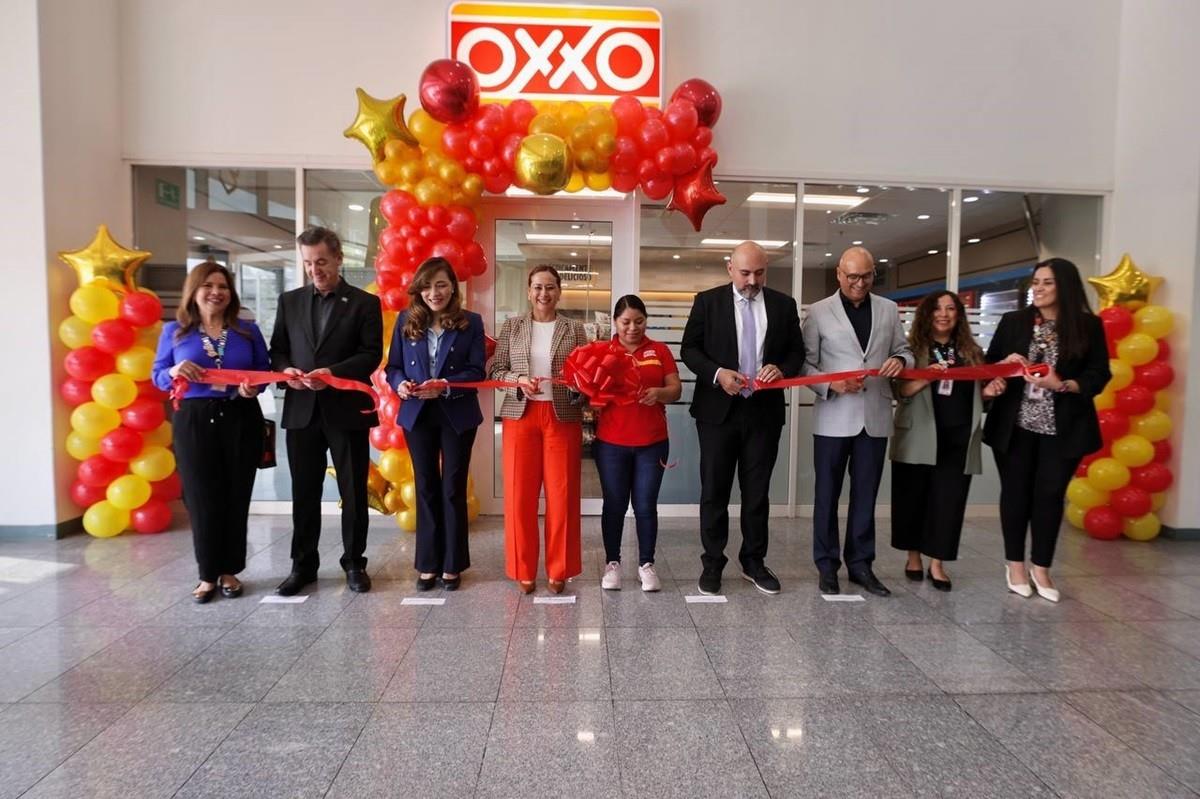 Inauguran tiendas OXXO en Torre Administrativa y Pabellón Ciudadano