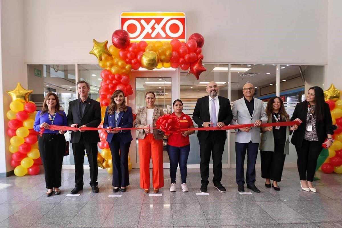 Inauguran tiendas OXXO en Torre Administrativa y Pabellón Ciudadano