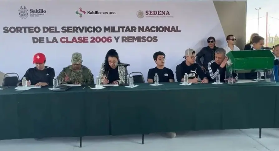 Hacen sorteo de cartilla militar. Fotos de Claudia Almaraz.