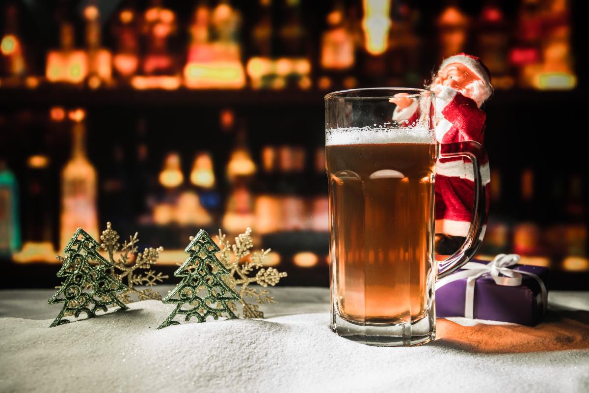 Fondo de bar navideño con cerveza artesanal. Foto: Canva