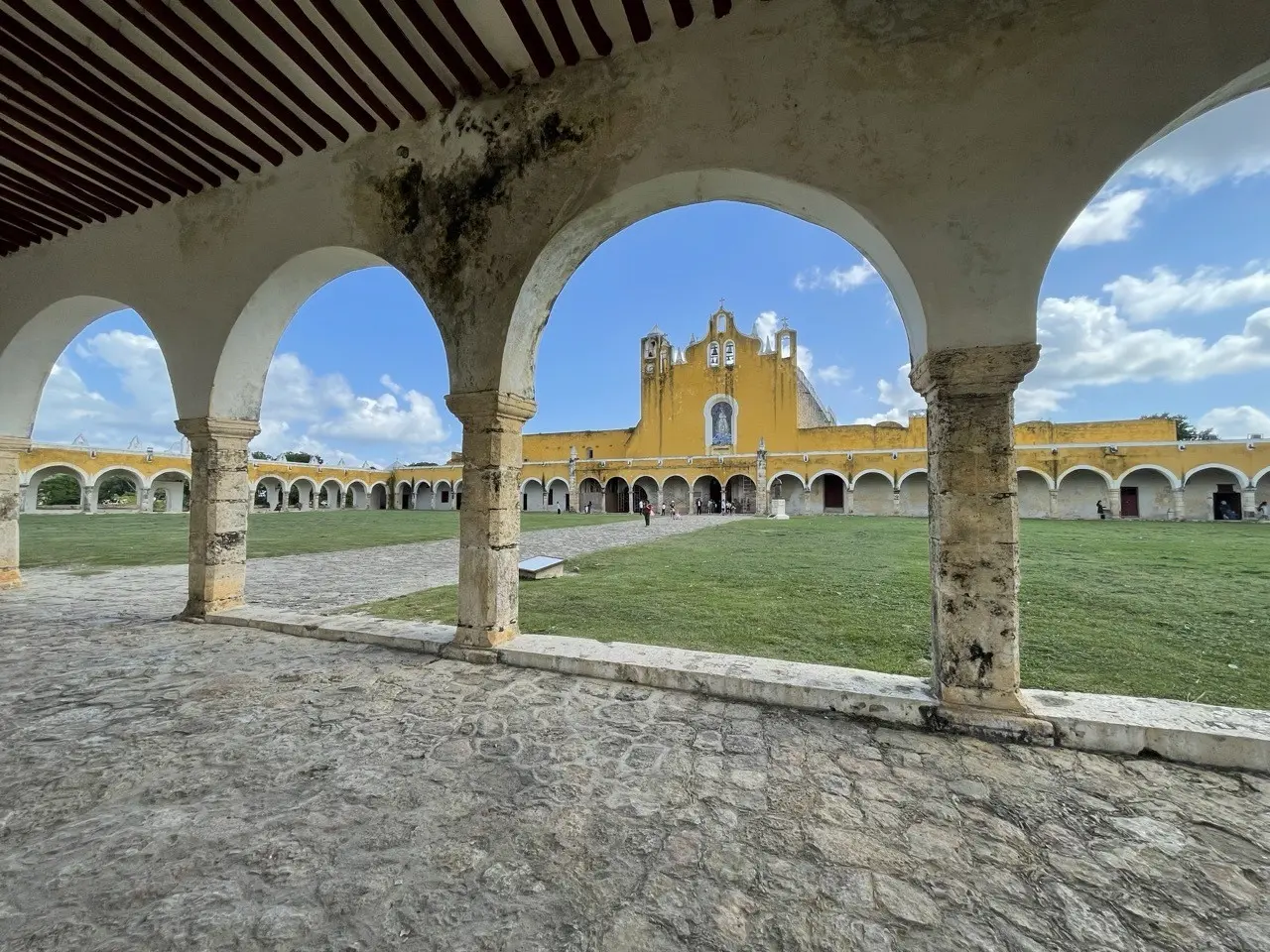 El Pueblo Mágico de Izamal ofrece una variedad de opciones para disfrutar de una agradable estancia.— Foto de José García