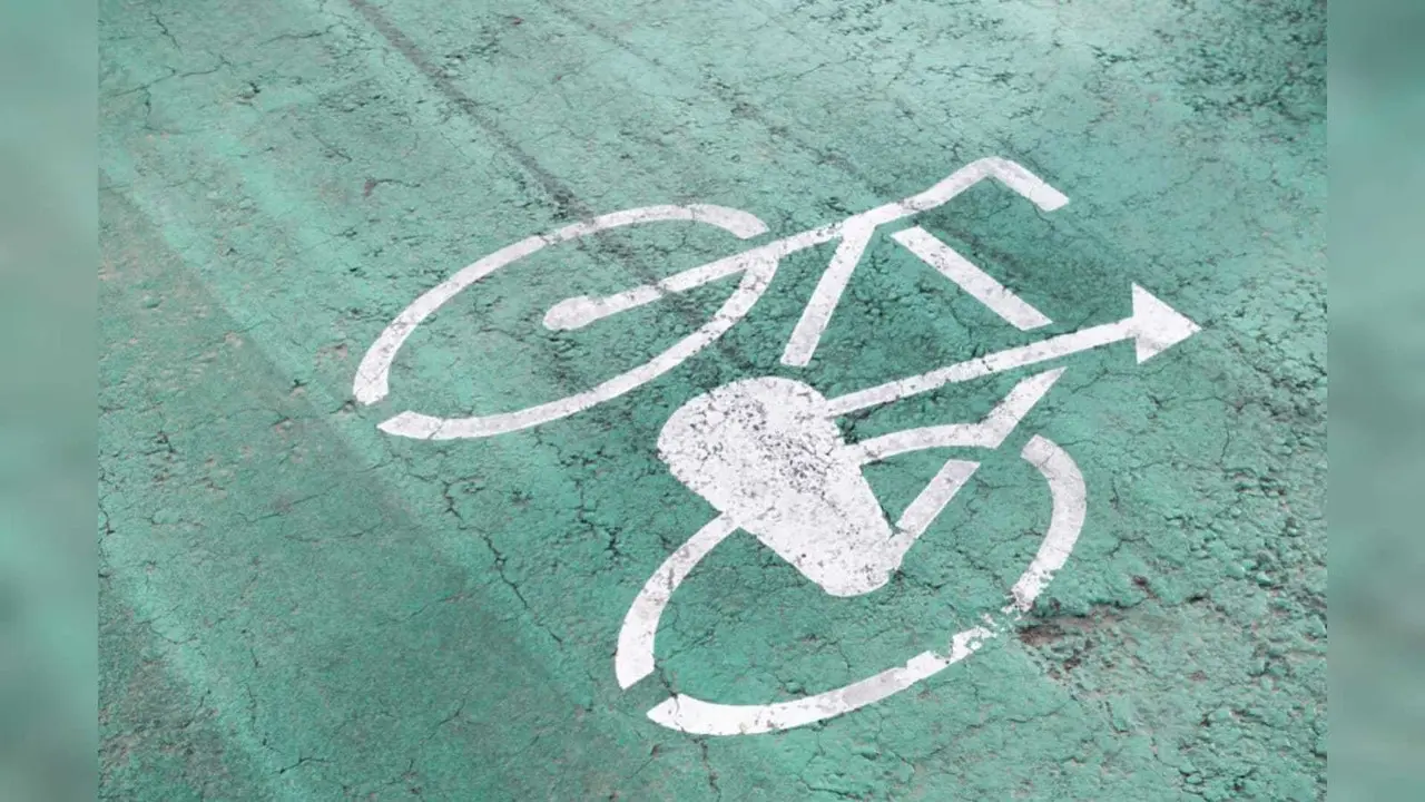 Es importante que cada ciclovía cuente con marcas en el pavimento que indiquen la prioridad ciclista. Foto: Freepik (imagen ilustrativa).