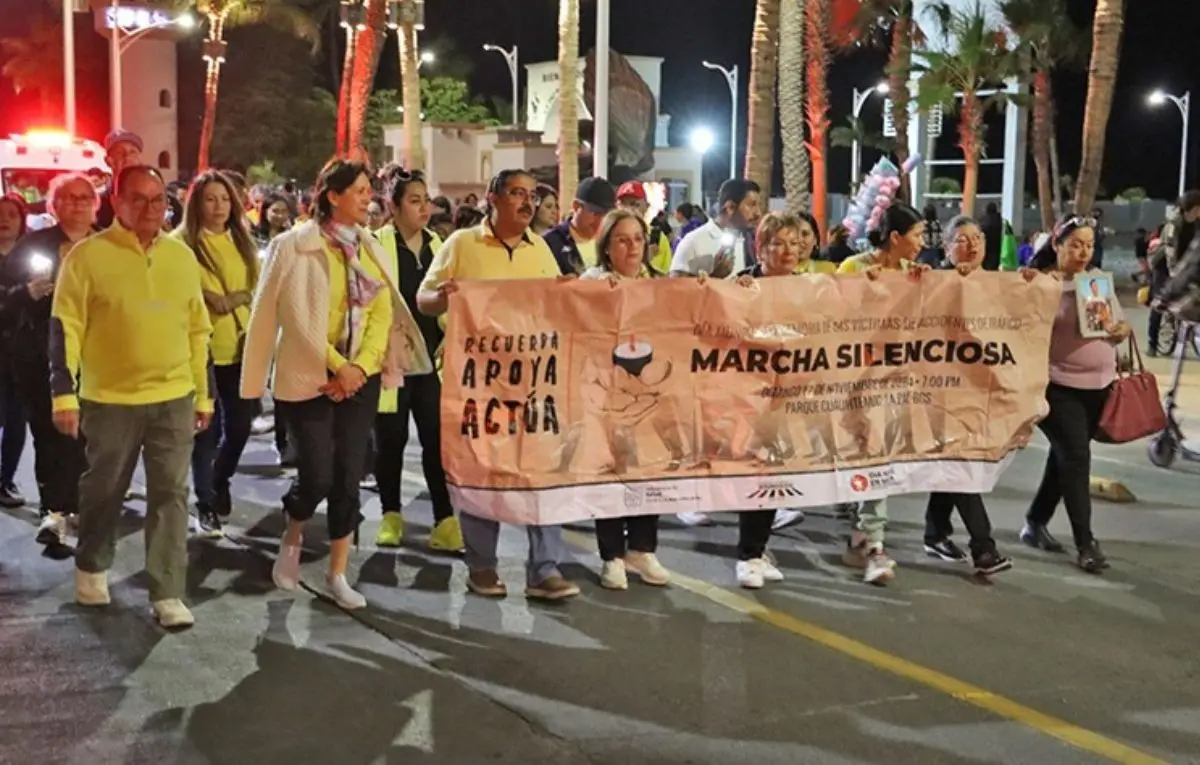Los paceños se unieron a una marcha silenciosa en el malecón de La Paz por las víctimas de accidentes de tránsito. Foto: Cortesía / Gobierno del Estado