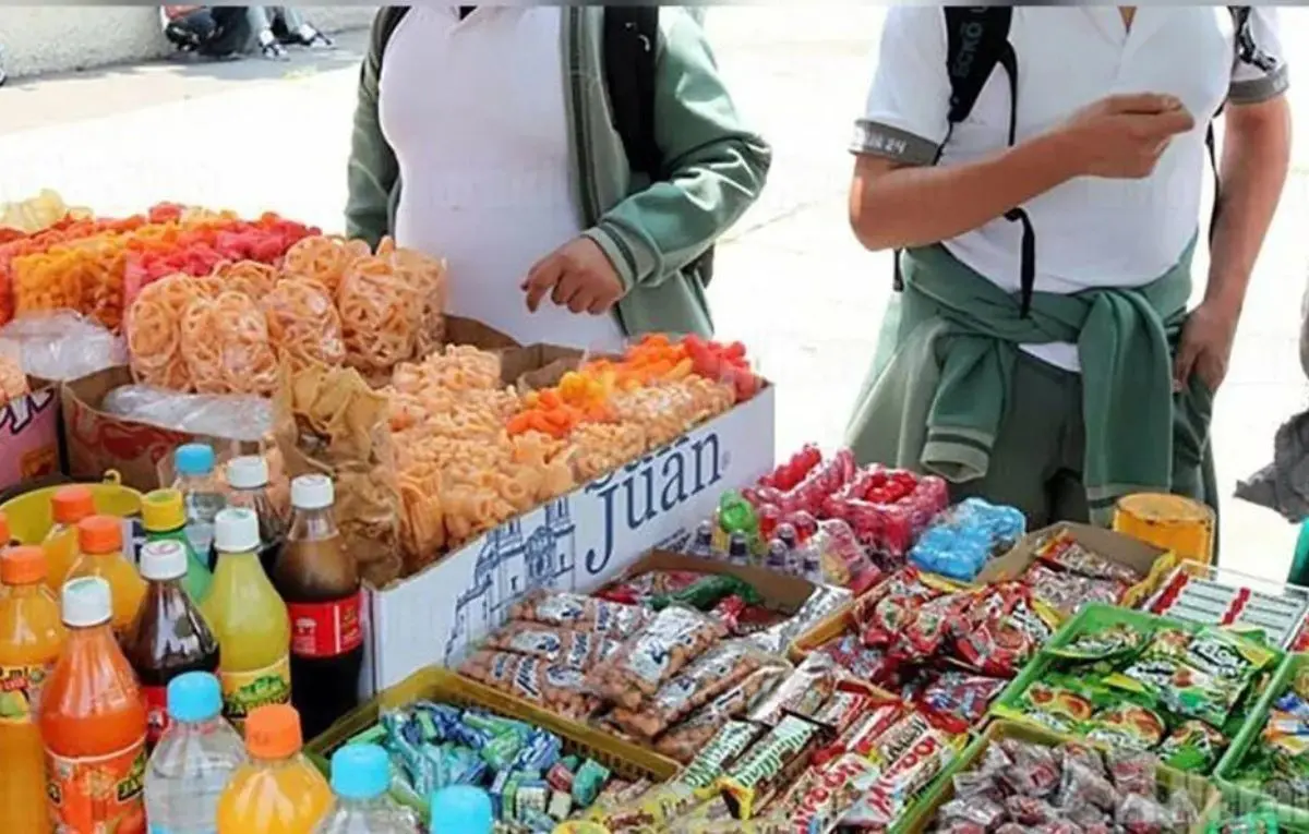 Las escuelas no deben de ofrecer alimentos chatarra en sus tienditas escolares. Foto: La Voz del Viento