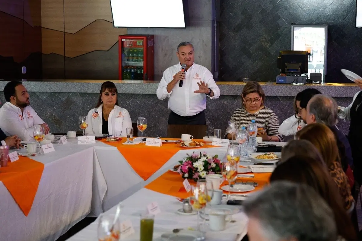 Los miembros se reunieron con el alcalde. Foto: Armando Galicia