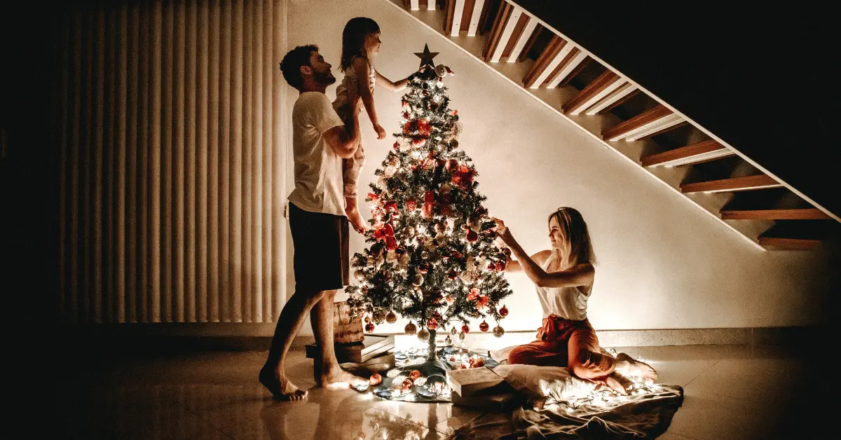 En su mayoría, el primer día de diciembre es la fecha predominante para decorar y encender el árbol de Navidad. Foto: Canva