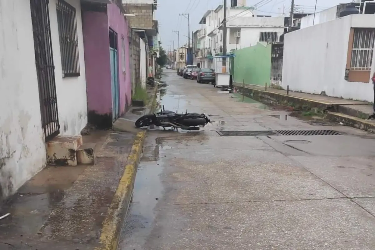 La motocicleta de uno de los uniformados quedó tendida en el asfalto Foto: Armando de la Rosa