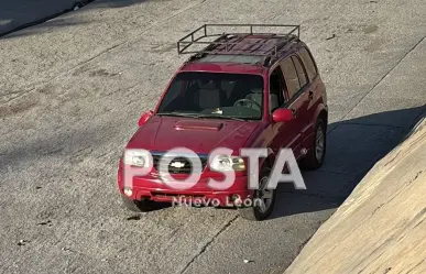 Cae automovilista dormilón en arroyo