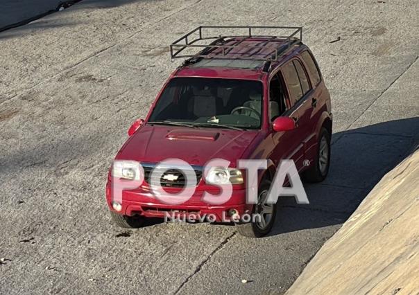 Cae automovilista dormilón en arroyo