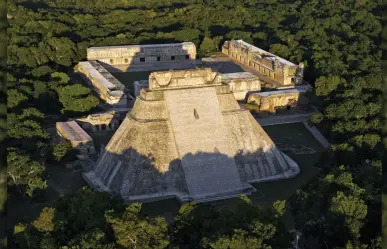 Esta es la carretera de Yucatán que pasa por zonas arqueológicas mayas