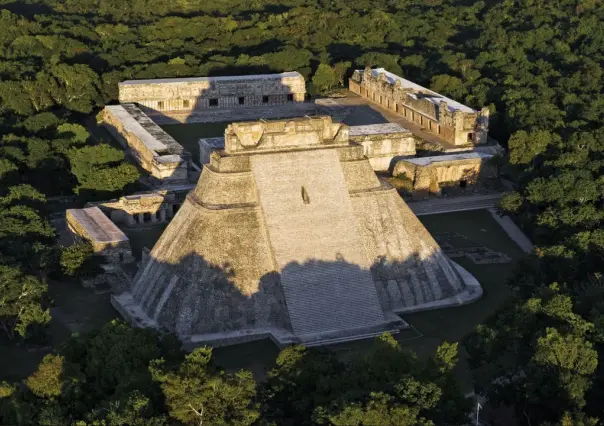 Esta es la carretera de Yucatán que pasa por zonas arqueológicas mayas