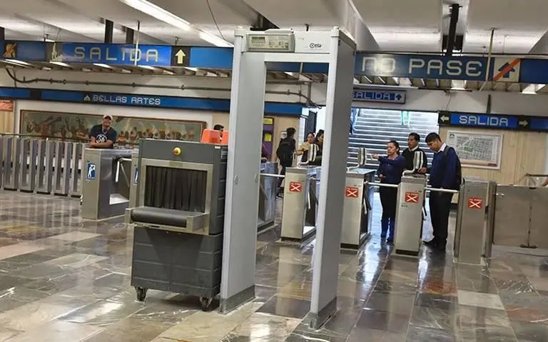 Detectores de metales en el Metro de CDMX.      Crédito RRSS X @Cesarbertoni