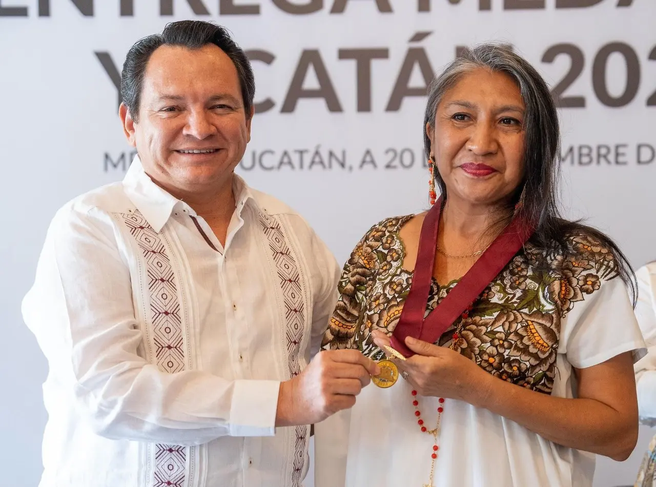 Gobernador del estado, Joaquín Díaz Mena entregando la Medalla Yucatán 2024. Foto: @huachodíazmena