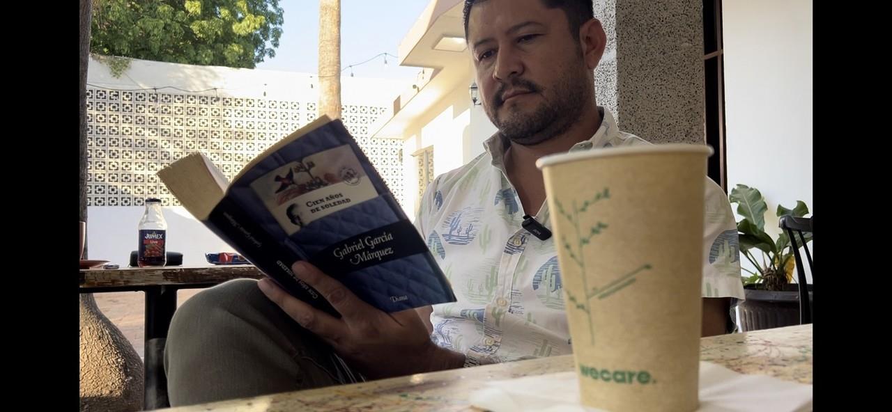 Café y libro, sin duda una de las combinaciones más revolucionarias que se han inventado jamás. Fotos: Daniel Espinoza