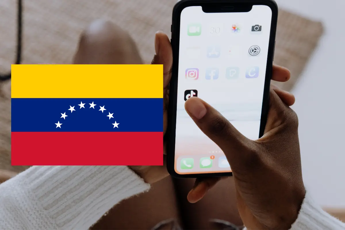 Bandera de Venezuela y teléfono siendo sostenido para usar TikTok. Foto: Canva