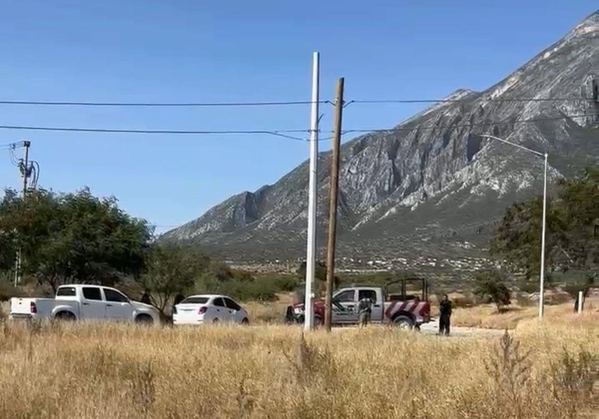 Unidad de policía en zona del hallazgo del cuerpo de un hombre. Foto: Raymundo Elizalde