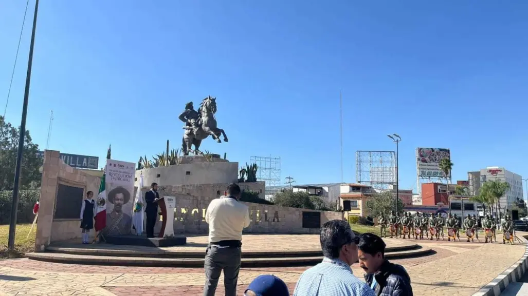 Rinden homenaje a Pancho Villa con una ofrenda floral en el monumento con su nombre