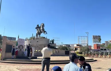 Rinden homenaje a Pancho Villa con una ofrenda floral en el monumento con su nombre