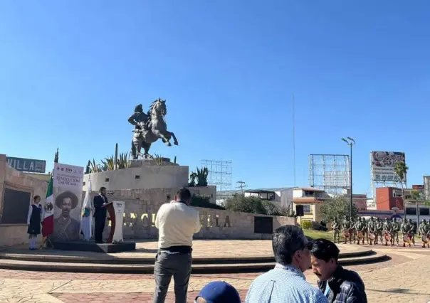 Rinden homenaje a Pancho Villa con una ofrenda floral en el monumento con su nombre