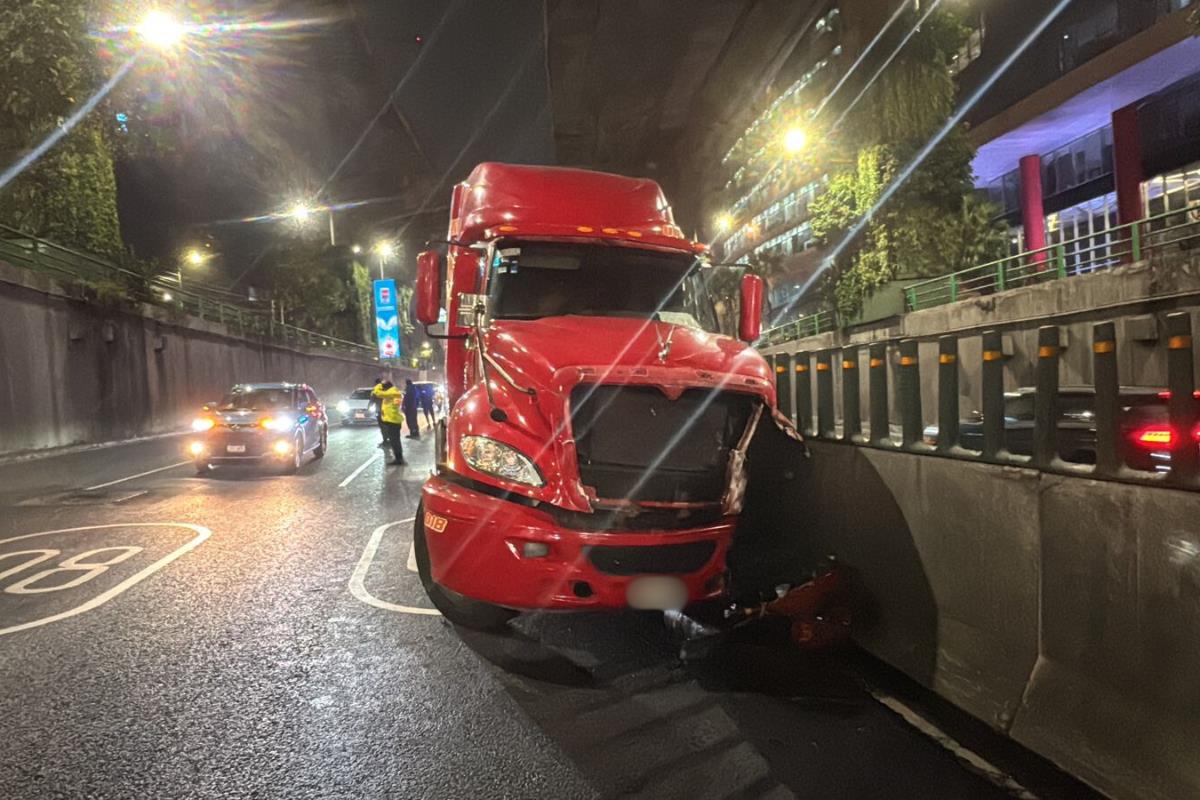 Tráiler accidentado en CDMX.    Foto: Ramón Ramírez