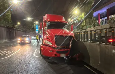 Conductor pierde el control y estrella tractocamión en el Anillo Periférico