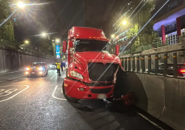 Conductor pierde el control y estrella tractocamión en el Anillo Periférico