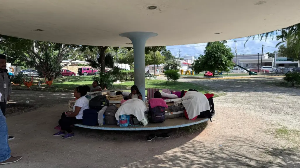 Migrantes en Mérida: Venezolanas duermen en un parque a la espera de su regularización