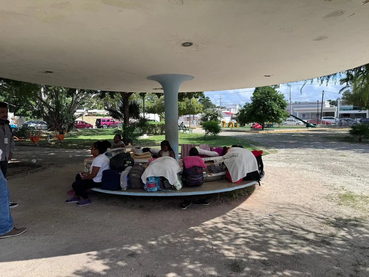 Un grupo de venezolanos duerme en el parque de la Colonia México de Mérida en espera de que le resuelvan su situación migratoria.- Foto de Alejandra Vargas