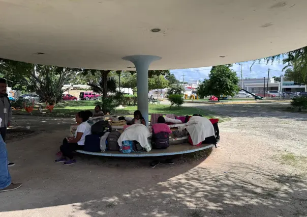 Migrantes en Mérida: Venezolanas duermen en un parque a la espera de su regularización