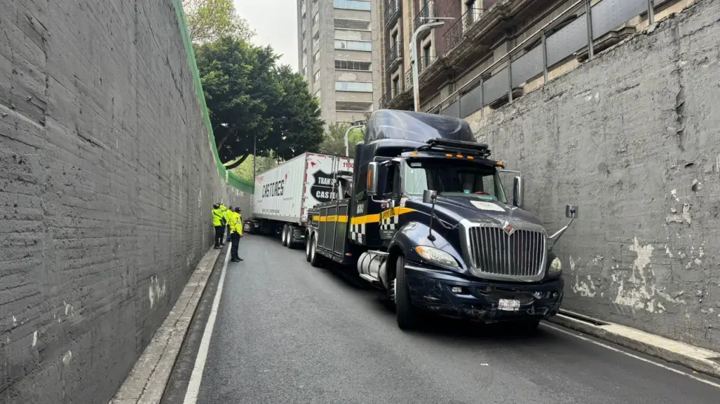 Tráiler se atora en Fray Servando y debe ser liberado por el personal de tránsito