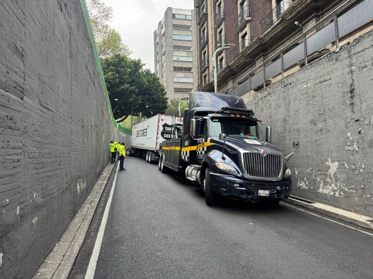 Así quedó tráiler atorado en bajo puente. Foto: Ramón Ramírez