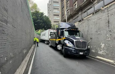 Tráiler se atora en Fray Servando y debe ser liberado por el personal de tránsito