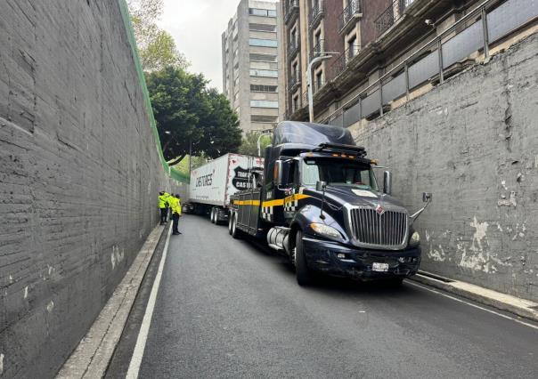 Tráiler se atora en Fray Servando y debe ser liberado por el personal de tránsito