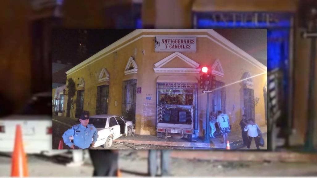 Fuerte choque destroza tienda de antigüedades del Centro de Mérida