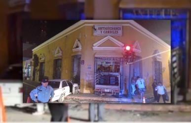 Fuerte choque destroza tienda de antigüedades del Centro de Mérida