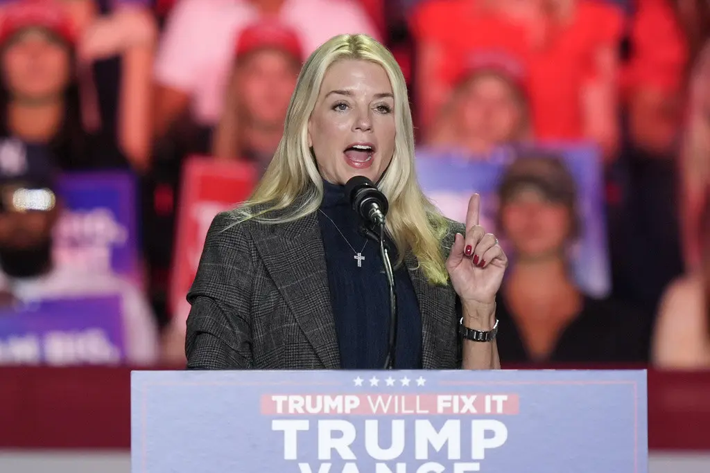 La ex fiscal general de Florida Pam Bondi habla en un mitin de campaña del candidato presidencial republicano Donald Trump en el First Horizon Coliseum, de Greensboro, Carolina del Norte, el 2 de noviembre de 2024. (AP Foto/Alex Brandon, Archivo)