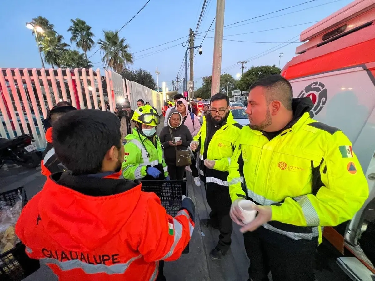 Elementos de Protección Civil Nuevo León reparten bebidas calientes y pan a la ciudadanía ante las bajas temperaturas generadas por el frente frío 10 de la temporada. Foto: Protección Civil Nuevo León